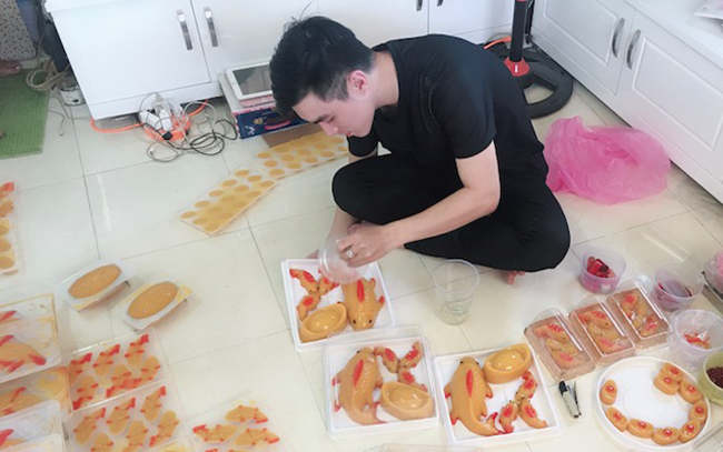 Truy lùng chàng ca sĩ bán bánh tổ khiến sao Việt đổ xô mua