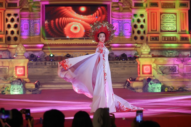 Đỗ Mỹ Linh diện áo dài 5 mét làm vedette cho NTK Ngô Nhật Huy tại Festival Huế 2018