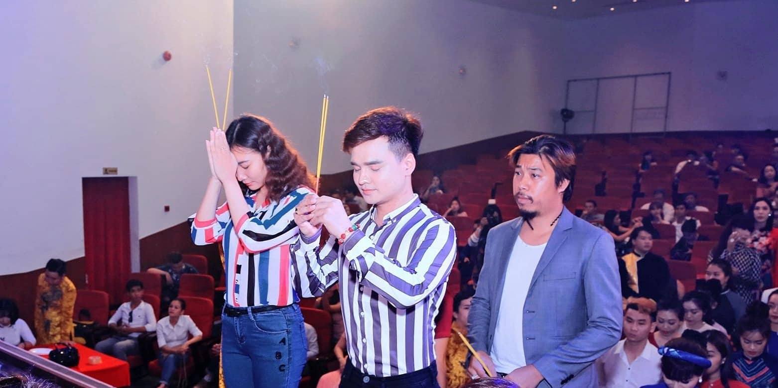 MC Trường Giang Phạm thành kính dâng hương lên Tổ nghiệp tại sân khấu Trịnh Kim Chi