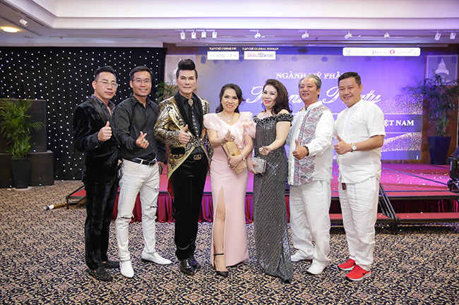 Nam vương Nguyễn Hùng chúc mừng ấn phẩm Cosmetic Việt Nam