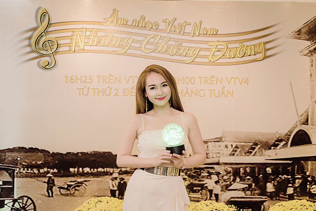 Lina Nguyễn vinh dự nhận cúp kỷ niệm “Âm nhạc Việt Nam những chặng đường”