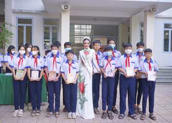 Á khôi Dương Ngọc Gấm rạng ngời trong chuyến hành trình về thăm trường cũ