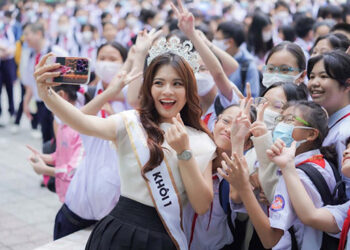 Á Khôi Công Sở Việt Nam 2022 Giáng Ngọc truyền cảm hứng cho 800 học sinh