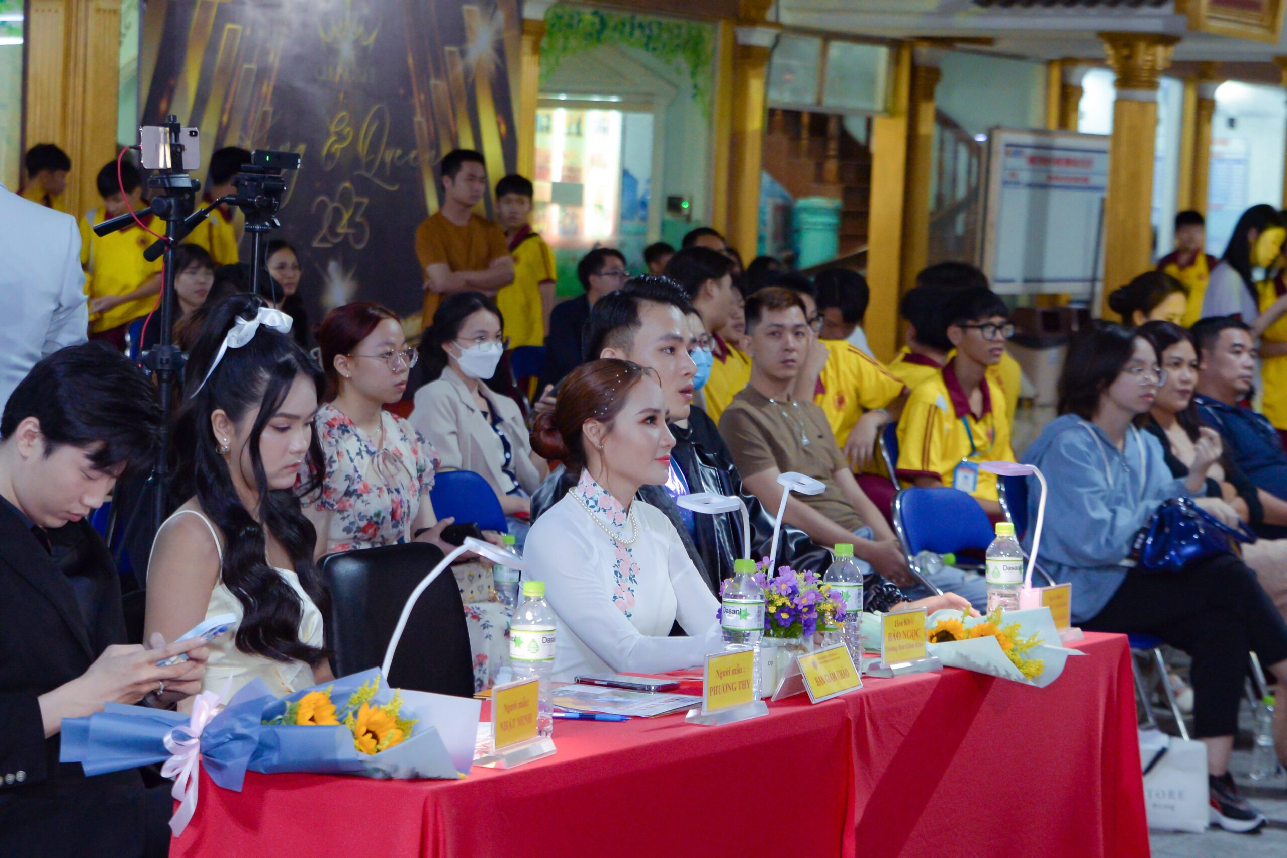 Hoa khôi Bảo Ngọc cùng thành viên hội đồng BGK khó khăn trong việc chọn quán quân King and Queen Nam Việt 2023