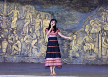 ‘Chim Sơn ca’ Ninh Bình Châm Anh tự tin khoe giọng hát trong buổi giao lưu văn hoá tại Đắk Nông.