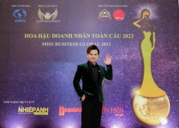 MC Phạm Trường Giang dẫn song ngữ mượt mà, phiên dịch “nuốt mic” cho chung kết Miss business Global 2023.