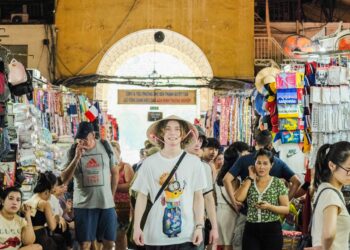 Tiểu thương chợ Bến Thành nói gì việc TikToker giả người nước ngoài