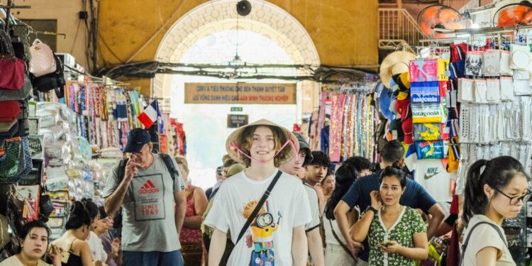 Tiểu thương chợ Bến Thành nói gì việc TikToker giả người nước ngoài