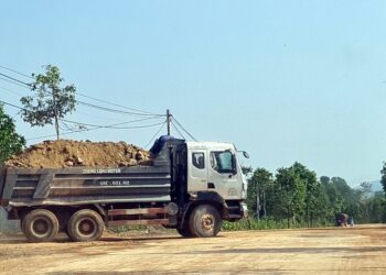 Đắk Nông: Dự án Khu dân cư tổ dân phố 3, dàn “trâu sắt” náo loạn đường dân sinh