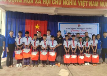 “Tiếp sức đến trường”: Trao tận tay 235 phần quà giá trị đến các em học sinh có hoàn cảnh khó khăn vùng đất mũi