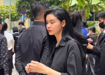 Nhiều nghệ sĩ lặng lẽ trong dòng người đến viếng, bày tỏ tiếc thương trước giờ phút tiễn biệt Tổng Bí thư Nguyễn Phú Trọng